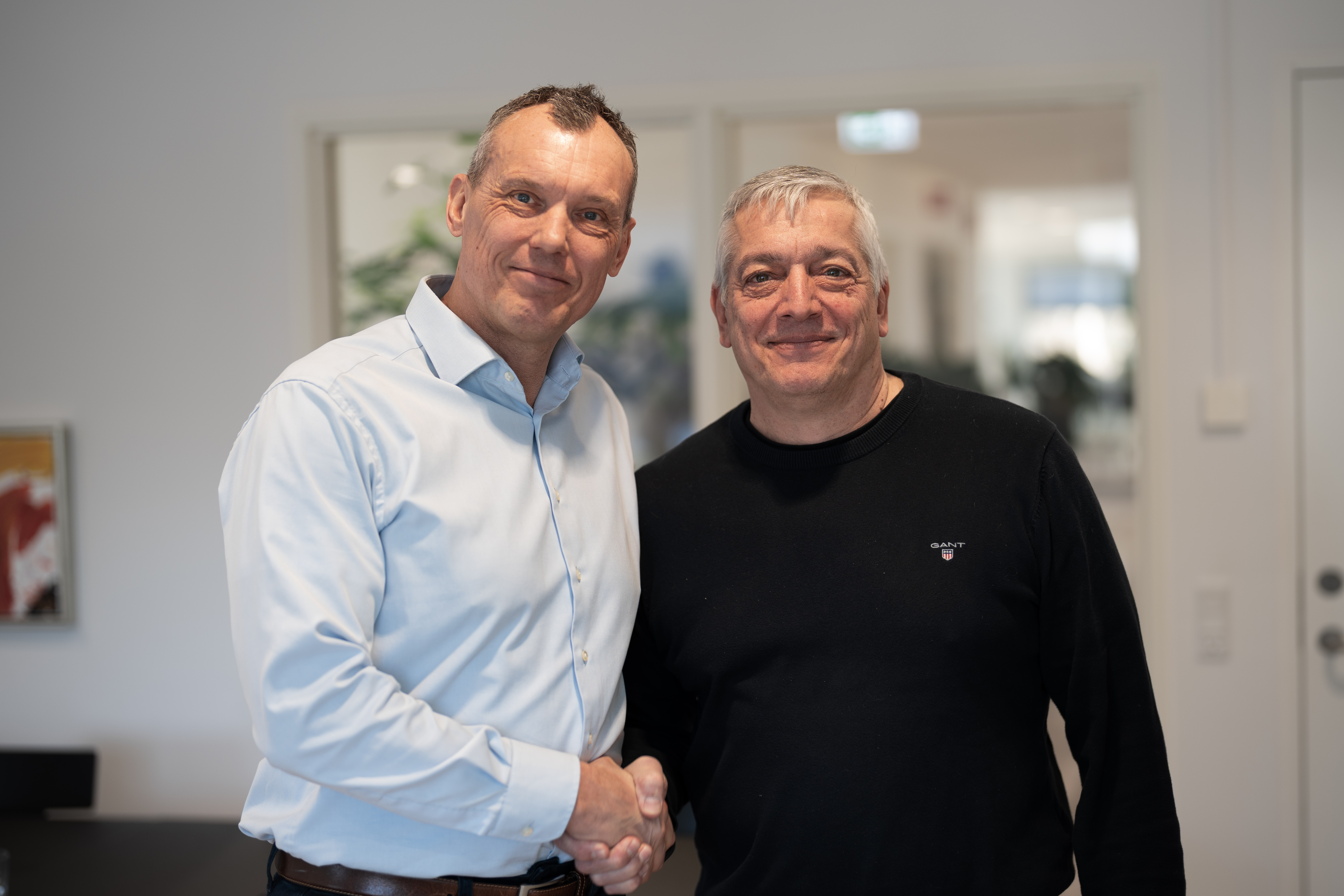billede af håndtryk mellem de to direktører
